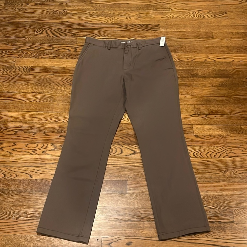 NWT. Old Navy Ultimate Straight Built in Flex Mens pants. Size 34x32